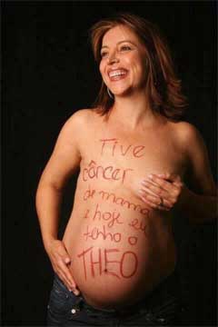 Gravid leende kvinna